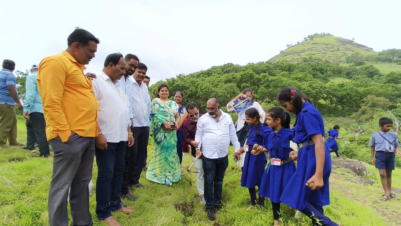 आषाढी निम्मित नारायणगावात वृक्षारोपण संपन्न