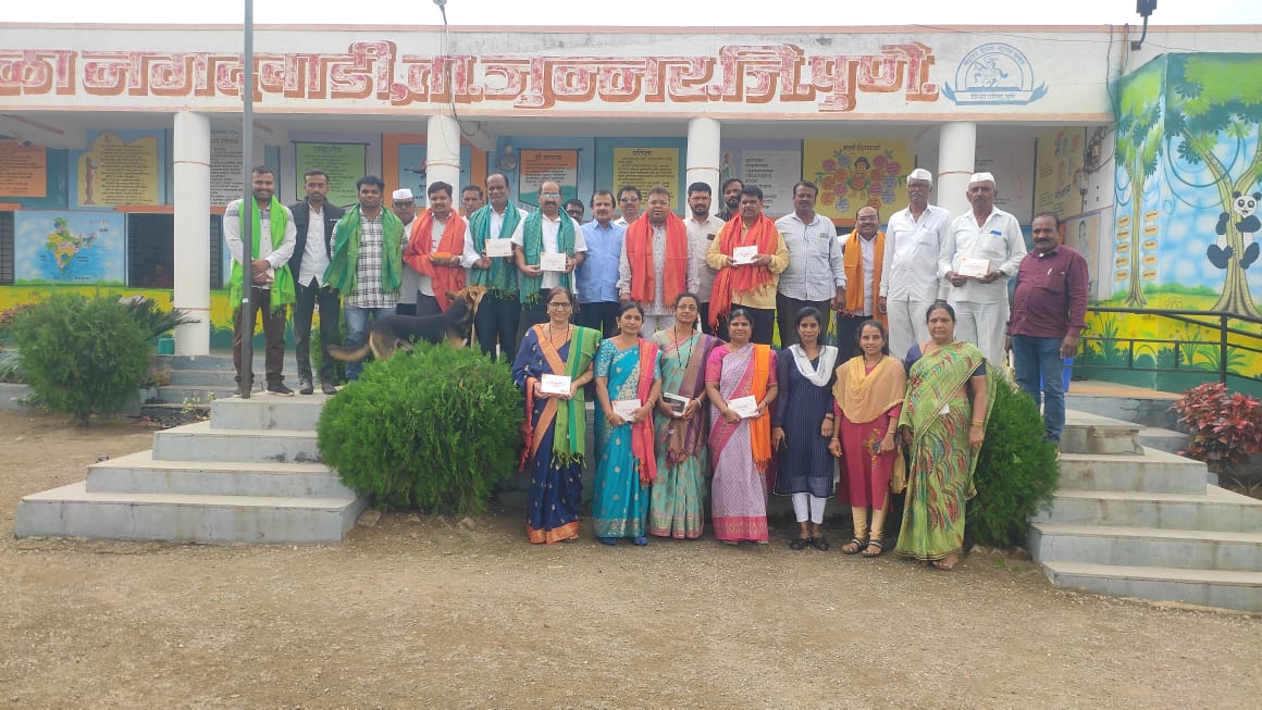 नगदवाडी शाळेत गुरुपौर्णिमेनिमित्त शिक्षकांचा ग्रामस्थांच्या वतीने सत्कार